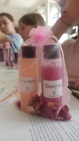 kosmetyki wykonane przez uczniów 4a na warsztatach zielarskich