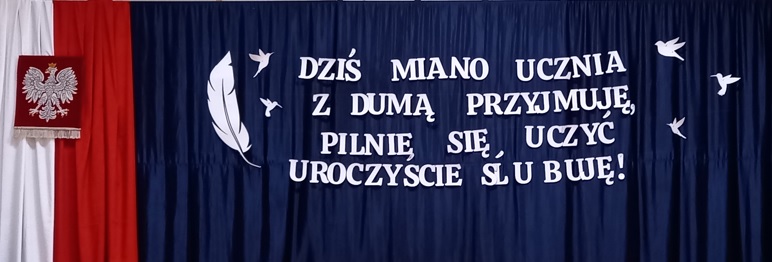 dekoracja sali gimnastycznej - NA GRANATOWYM TLE napis DZIĘ MIANO UCZNIA Z DUMĄ PRZYJMUJĘ, PILNIE SIĘ UCZYĆ UROCZYŚCIE ŚLUBUJĘ